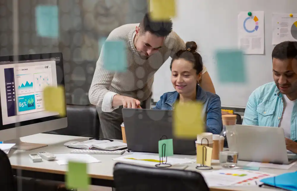 Informático trabajando en una oficina